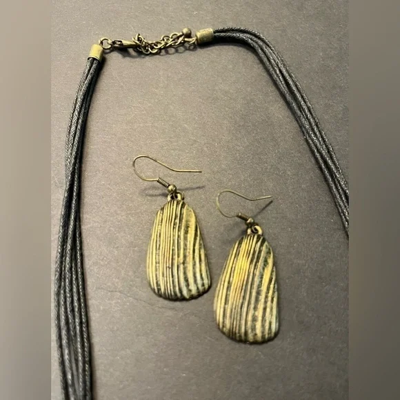 Necklace & Earring Set- Black & Gold - Picture 2 of 5